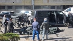 Das tote Pferd lag mitten auf Straße unter der Plane. 
