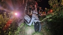 Das Moped hatte ein Geländer durchbrochen und war gegen einen Baum gekracht. Der Lenker wurde ...