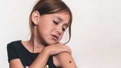 Mit Blut vollgesaugte Zecken können sogar einen Zentimeter groß werden.