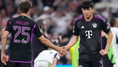 Thomas Müller schlägt mit Kim ab.