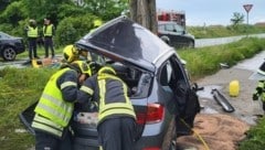 Der Pkw krachte frontal gegen einen Baum.