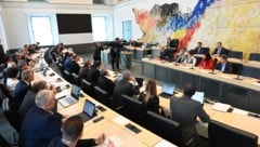 Die Kärntner Oppositionsparteien üben unterdessen scharfe Kritik.