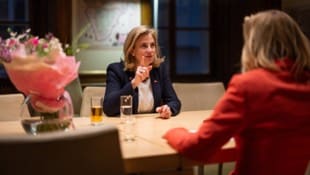 Die NEOS-Chefin (hier beim „Krone“-Interview) ist nun auch Regierungsmitglied.