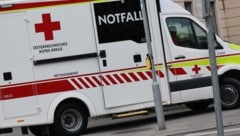 Der 65-jährige Radfahrer schwebt in Lebensgefahr und wurde mit der Rettung ins Krankenhaus gebracht.  (Bild: Jauschowetz Christian)