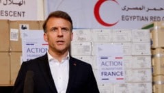 Frankreichs Präsident Emmanuel Macron während einer Pressekonferenz vor Hilfslieferungen an den ...