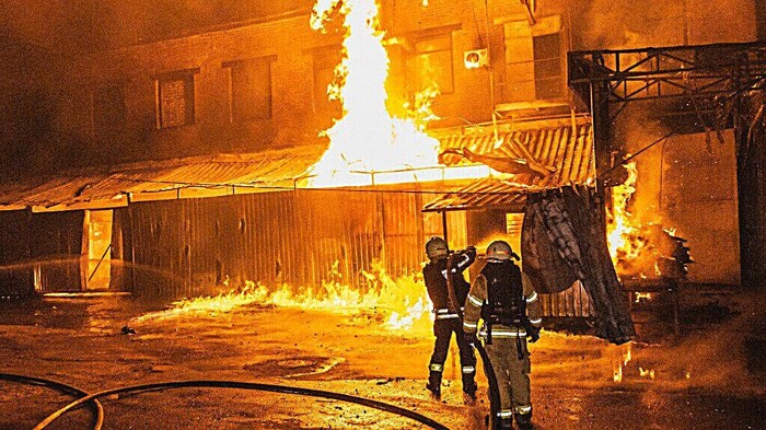 Feuerwehrkräfte löschen einen Brand nach einem Angriff auf die Stadt Poltawa in der ...