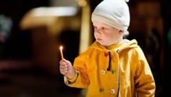 Kirche bzw. Glaube ist in unserem Alltag eng mit Brauchtum und Ritualen verbunden. Kinder bekommen das bereits früh mit.  (Bild: vsurkov - stock.adobe.com)