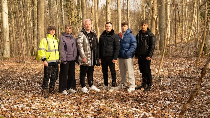 Sechs Influencer aus dem deutschsprachigen Raum lassen sich in einem deutschen Waldstück ...