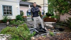 Wirt David Paschalis steht in seinem Gastgarten. Noch liegen hier überall Trümmer herum.