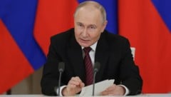 Putin vor Journalisten in Moskau