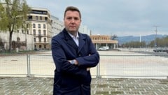 Der Linzer FP-Chef vorm unansehnlichen Bauzaun am Jahrmarktgelände. (Bild: FPÖ Linz)