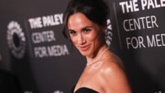 Herzogin Meghan zeigt Tochter Lilibet zum Geburtstag ausnahmsweise nicht von hinten. (Bild: APA/AFP/ETIENNE LAURENT)
