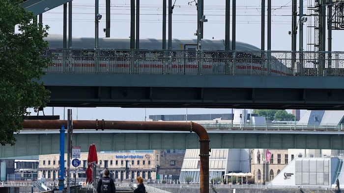 In der Stadt wurden unter anderem Brücken, der Bahnhof Köln Messe/Deutz und der Luftraum ...