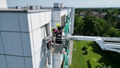 Eine Teleskopbühne ermöglichte den Feuerwehrleuten im 5. Stock das rasche Vordringen zu dem Patienten.  (Bild: FF Biedermannsdorf)
