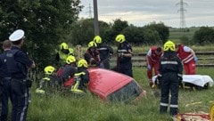 Erst die Retter konnten die Türen des Autos im Graben öffnen. (Bild: FF Göpfritz an der Wild)