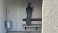 Auf einer Bushaltestelle tauchte die wertvolle Skulptur wieder auf – leider mit Blessuren. (Bild: FF Eberschwang)